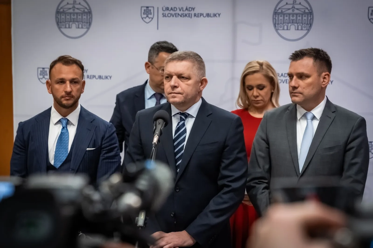Премьер-министр Словакии Роберт Фицо (в центре). Обложка © vlada.gov.sk