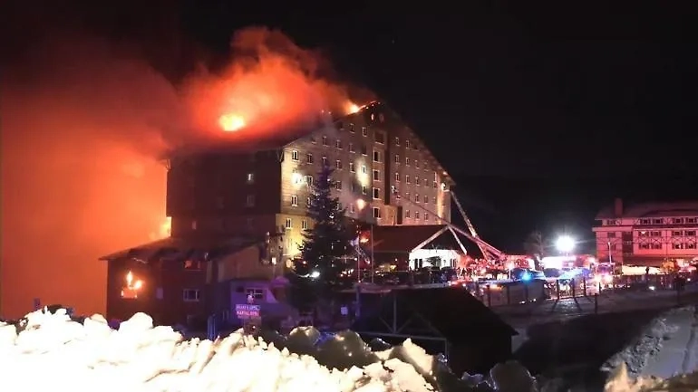  Пожар на горнолыжном курорте в турецком городе Болу. Фото © ntv