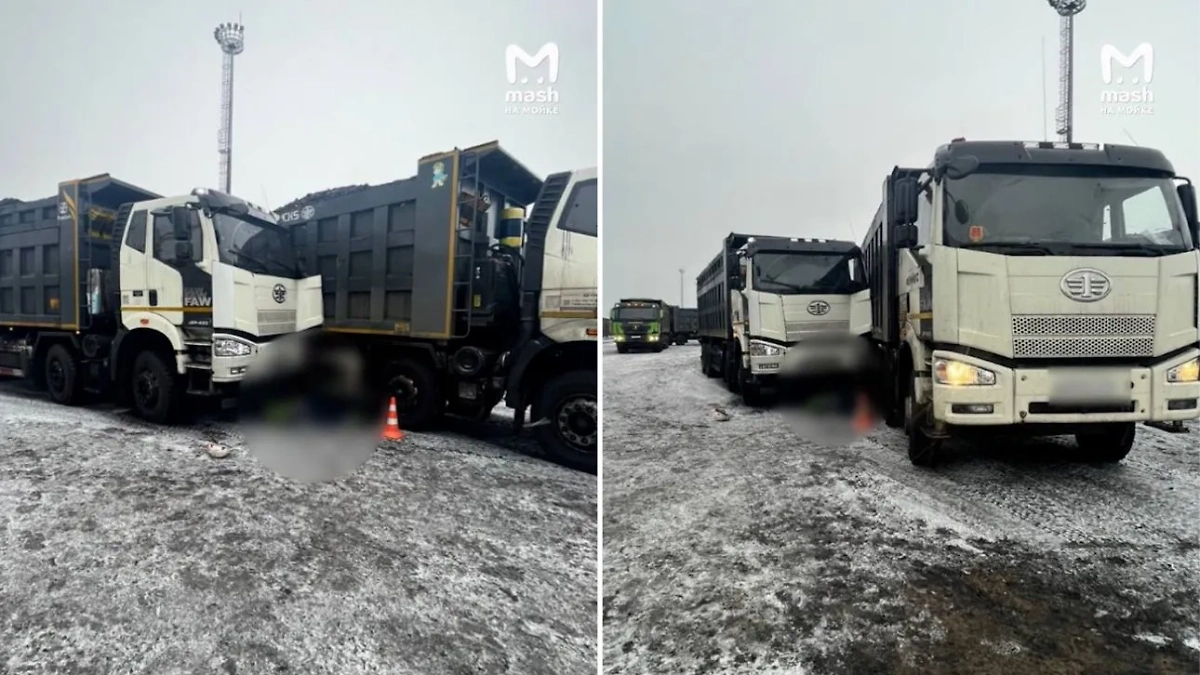 Рабочего раздавило между двух грузовиков. Обложка © Telegram / Mash на Мойке
