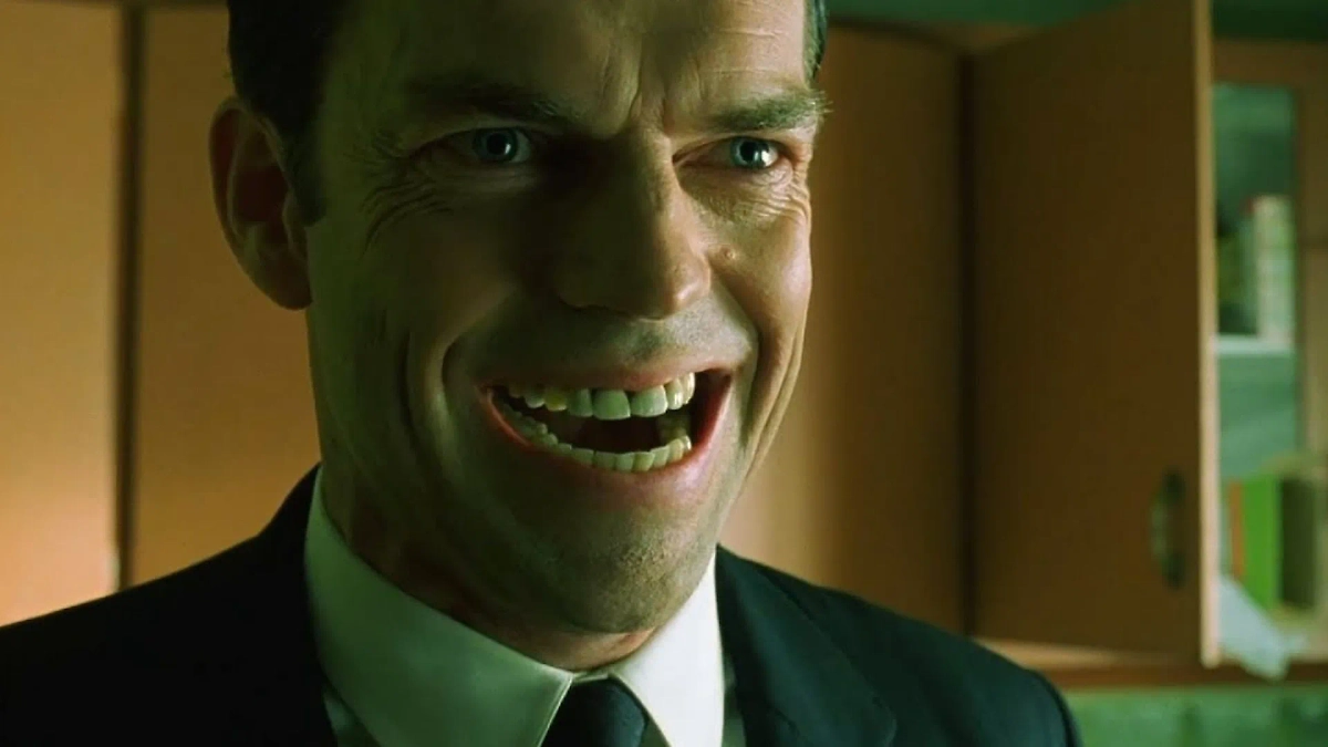 Хьюго Уивинг в роли агента Смита. Фото © Кадр из фильма «Матрица: Перезагрузка» (2003), режиссёры Лилли Вачовски, Лана Вачовски