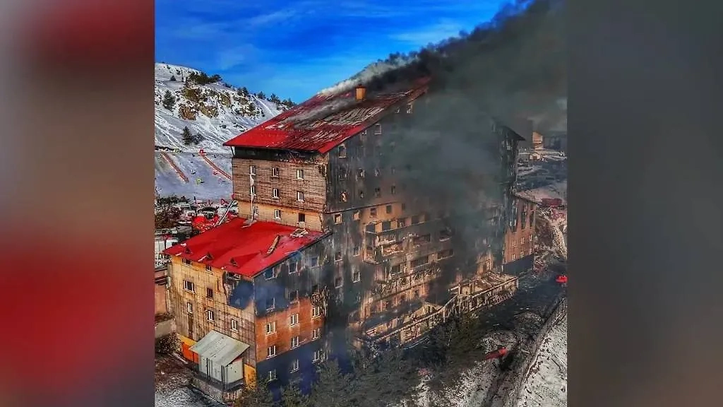 Здание турецкого отеля Grand Kartal после пожара. Обложка © X / HASAN on