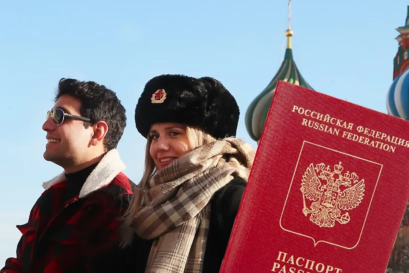 Россия упростила правила для некоторых категорий иностранцев, которые хотели бы переселиться в РФ. Обложка © Коллаж © Life.ru, фото © ТАСС / NEWS.ru / Сергей Петров, © Shutterstock / FOTODOM / Igor Podgorny