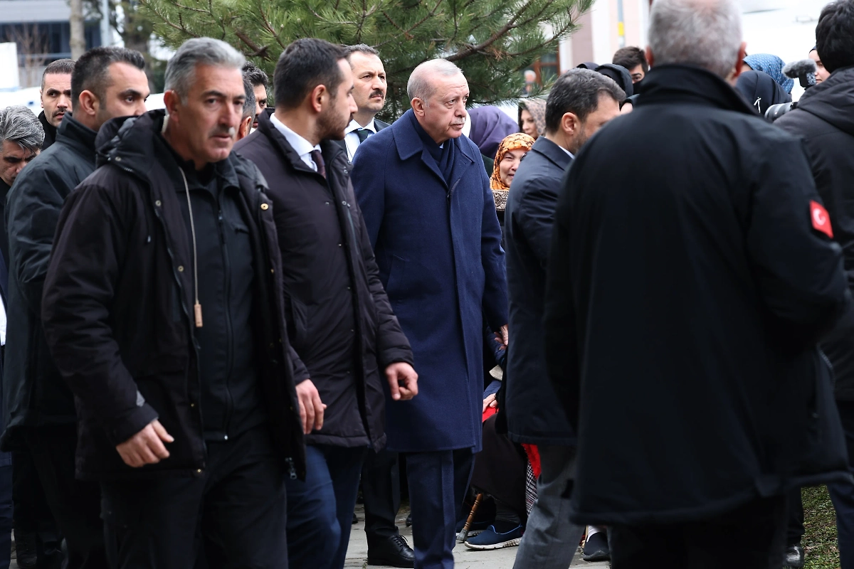 Президент Турции Реджеп Тайип Эрдоган на похоронах погибших при пожаре в отеле на горнолыжном курорте Карталкая. Фото © ТАСС / EPA / POOL / Adem Altan