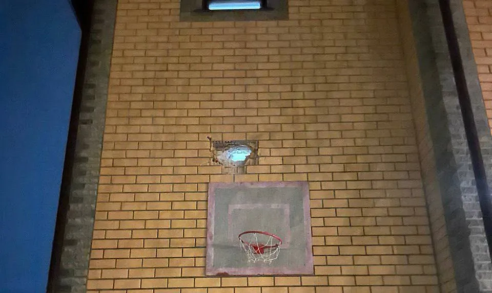 Повреждения в одном из домов Курска. Обложка © t.me/glavaigorkutsak