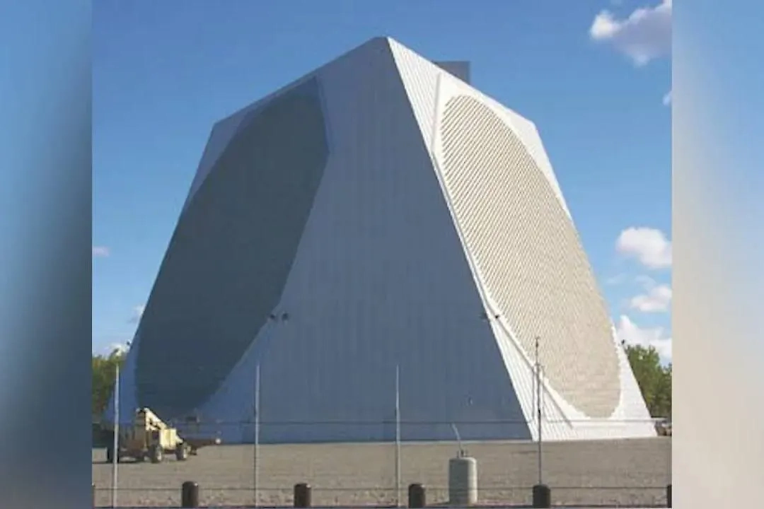 Радар PAVE PAWS на Аляске. Фото © Wikipedia / Общественное достояние