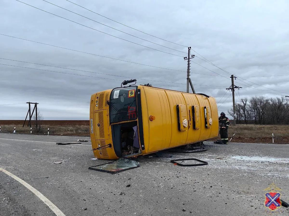 Перевёрнутый автобус. Обложка © Telegram / ГУ МВД России по Волгоградской области