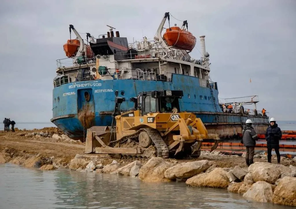 Работы по откачке мазута из танкера «Волгонефть-239». Обложка © Telegram / Минтранс России