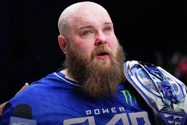 Василий Камоцкий с чемпионским поясом. Обложка © X / Power Slap