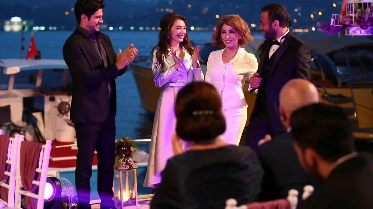 В турецких сериалах влюблённым часто приходится преодолевать семейные противоречия. Фото © Кадр из фильма «Чёрная любовь», режиссёры Хилал Сарал, Экин Пандир, сценаристы Аныл Эке, Бурджу Гёргюн Топташ, Озлем Йылмаз / Kinopoisk