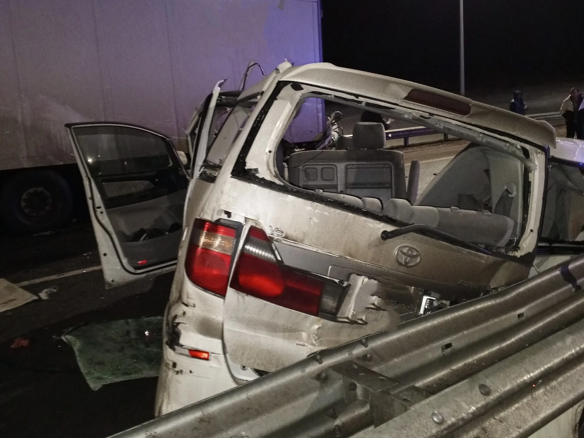 В Самарской области микроавтобус залетел под фуру, три человека погибли. Фото © Центр по делам гражданской обороны, пожарной безопасности и чрезвычайных ситуаций