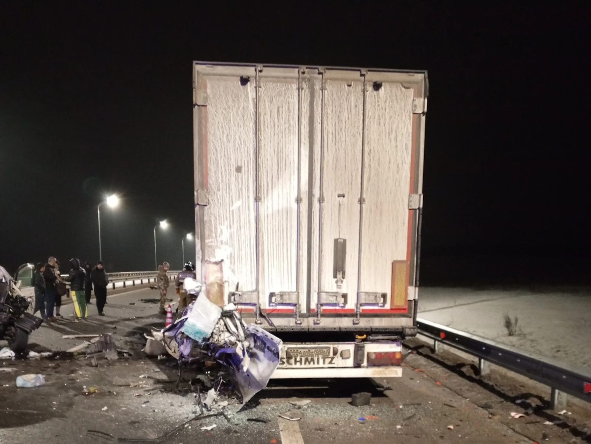 В Самарской области микроавтобус залетел под фуру, три человека погибли. Фото © Центр по делам гражданской обороны, пожарной безопасности и чрезвычайных ситуаций