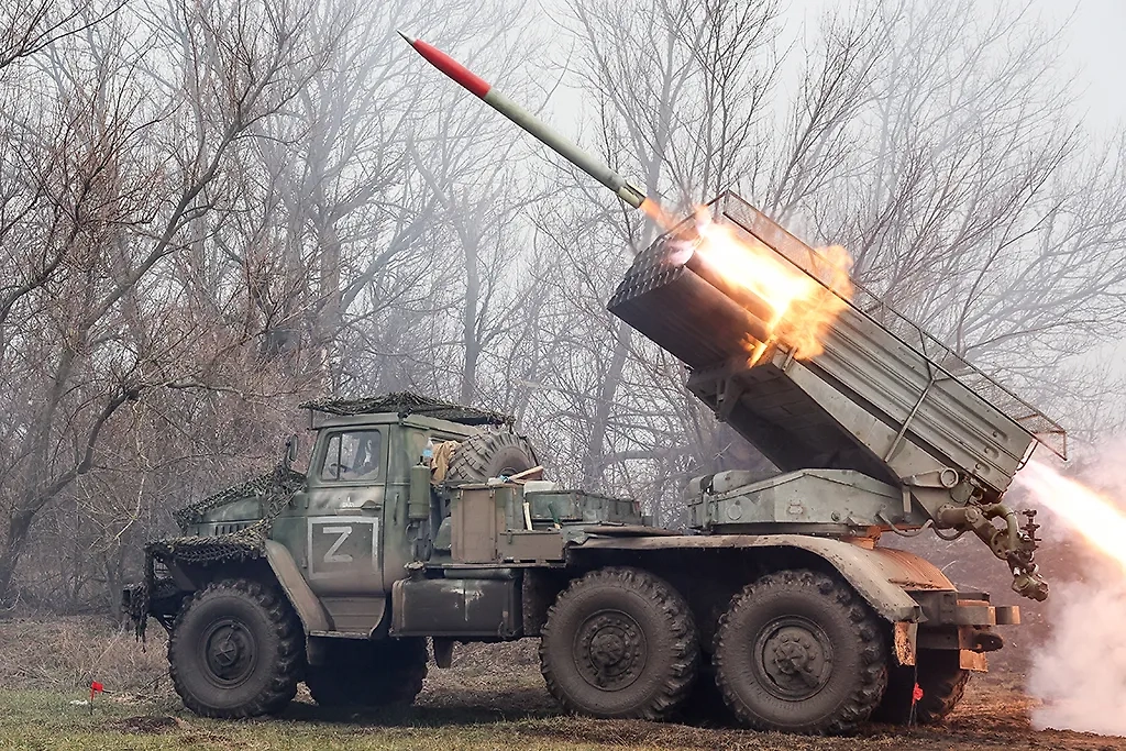 Работа системы залпового огня в зоне СВО. Обложка © ТАСС / Дмитрий Ягодкин