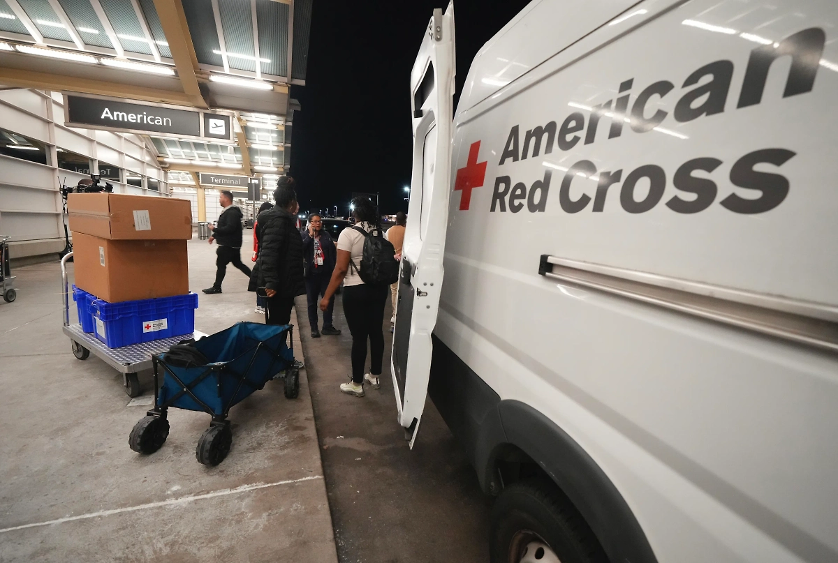 Сотрудники Американского Красного Креста в аэропорту имени Рейгана, возле которого разбился самолёт. Обложка © ТАСС / AP