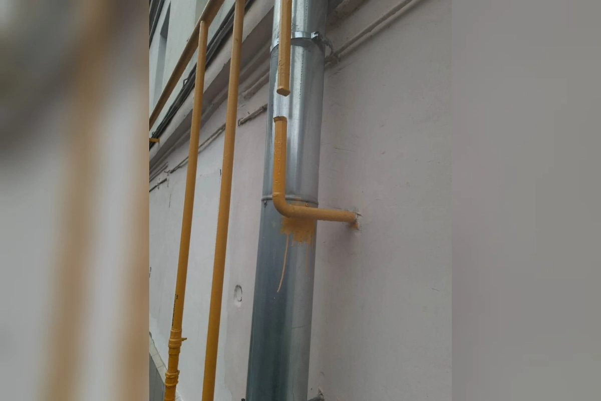 Газовая труба со стороны двора певицы. Фото  © VK / Лолита Милявская 