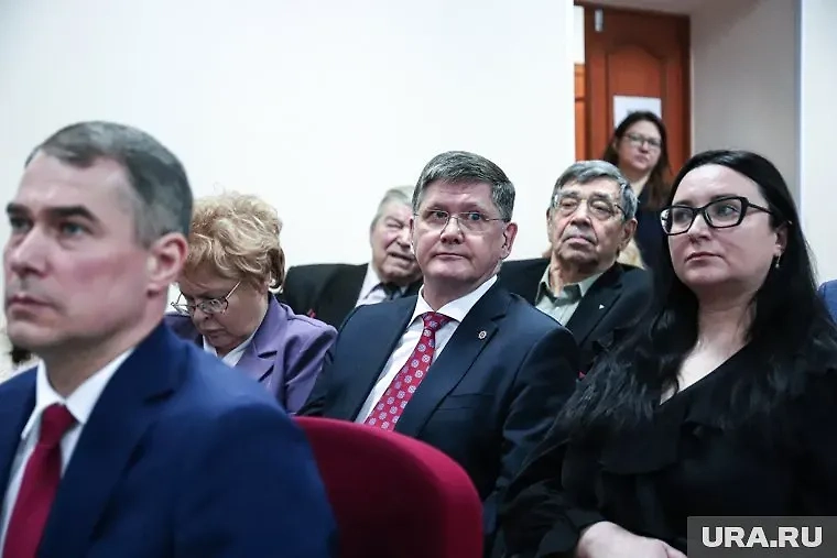 Евгений Писцов (в очках) и Юлия Маслакова. Обложка © URA.RU / Размик Закарян 