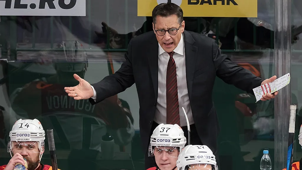 Главный тренер хоккейного клуба «Авангард» Ги Буше попал в аварию. Обложка © ТАСС / Сергей Елагин