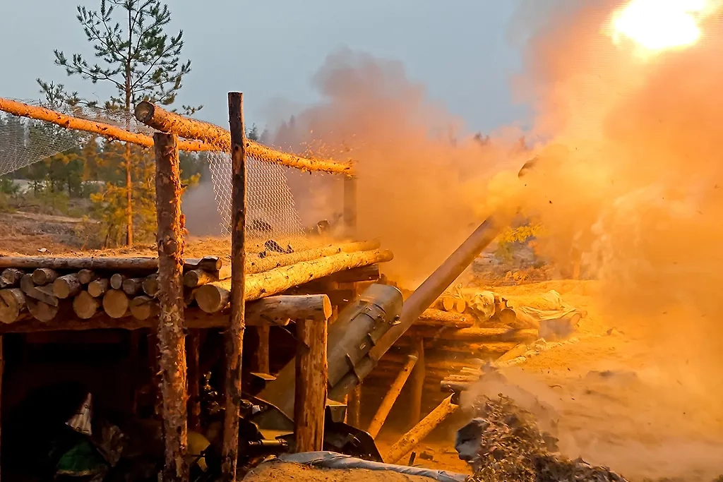 Работа расчёта гаубицы Д-30. Обложка © ТАСС / Александр Река