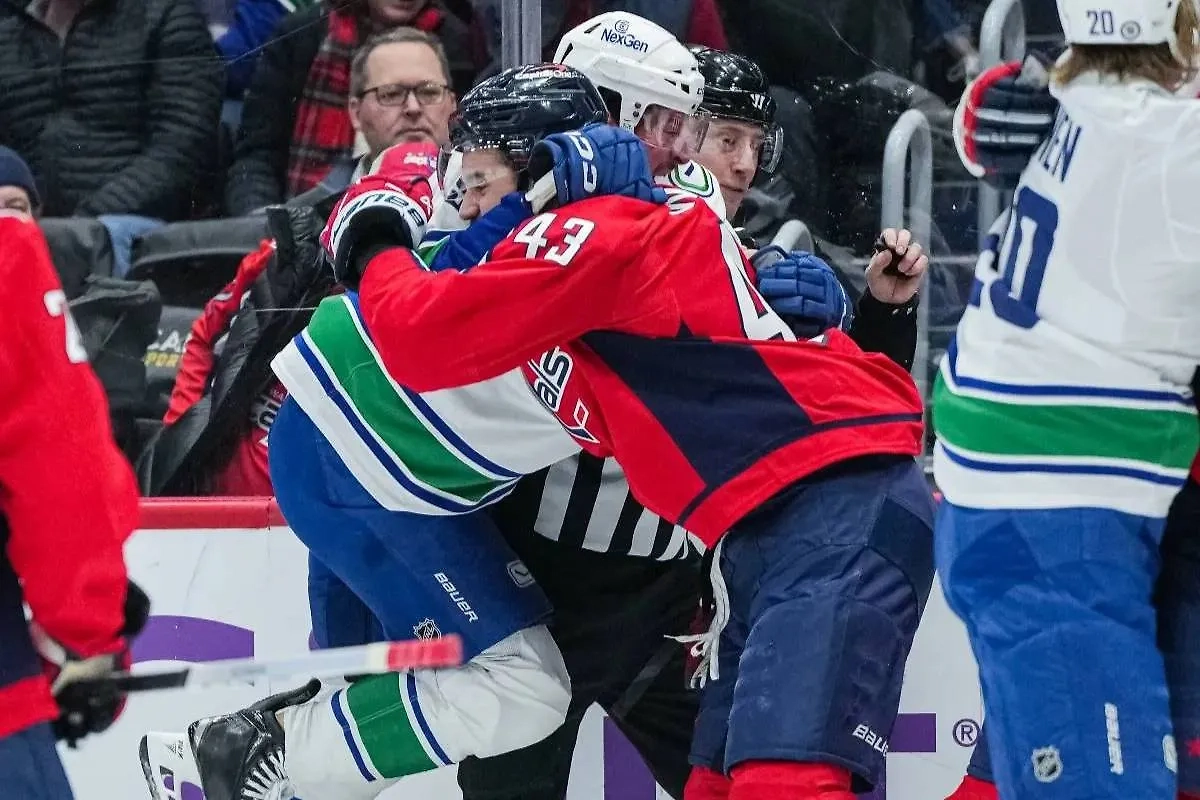 Хоккеисты «Вашингтона» и «Ванкувера» устроили массовую драку. Обложка © Х / Washington Capitals