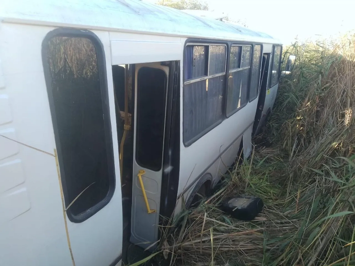 В Тамбовской области автобус съехал в кювет. Обложка © Telegram / Прокуратура Тамбовской области