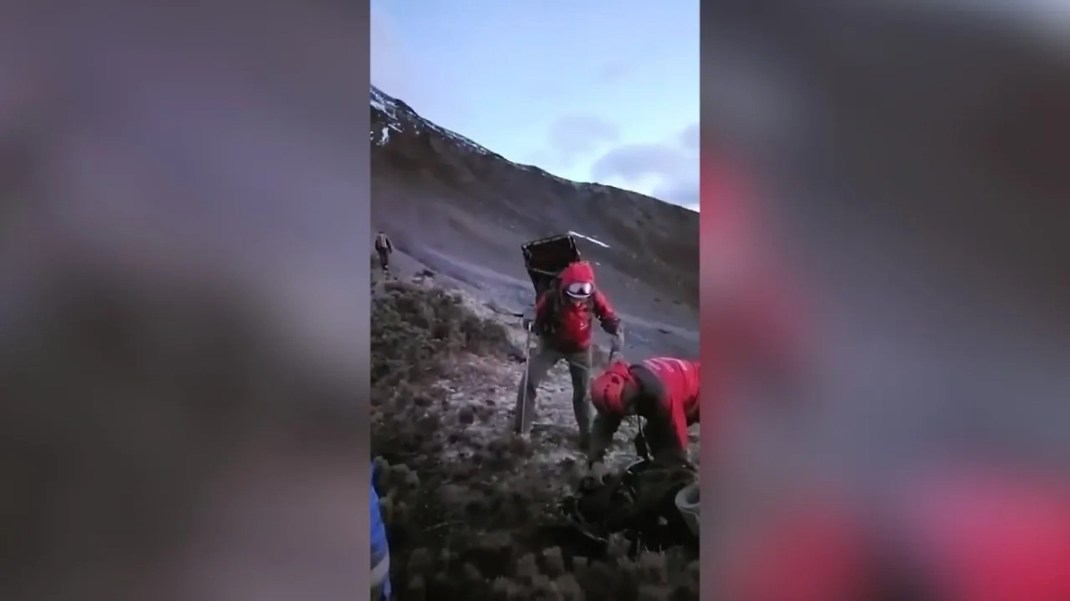 Спасатели и медработники пытаются пробраться к пострадавшей группе туристов на Вилючинский вулкан на Камчатке. Обложка © Telegram / SHOT
