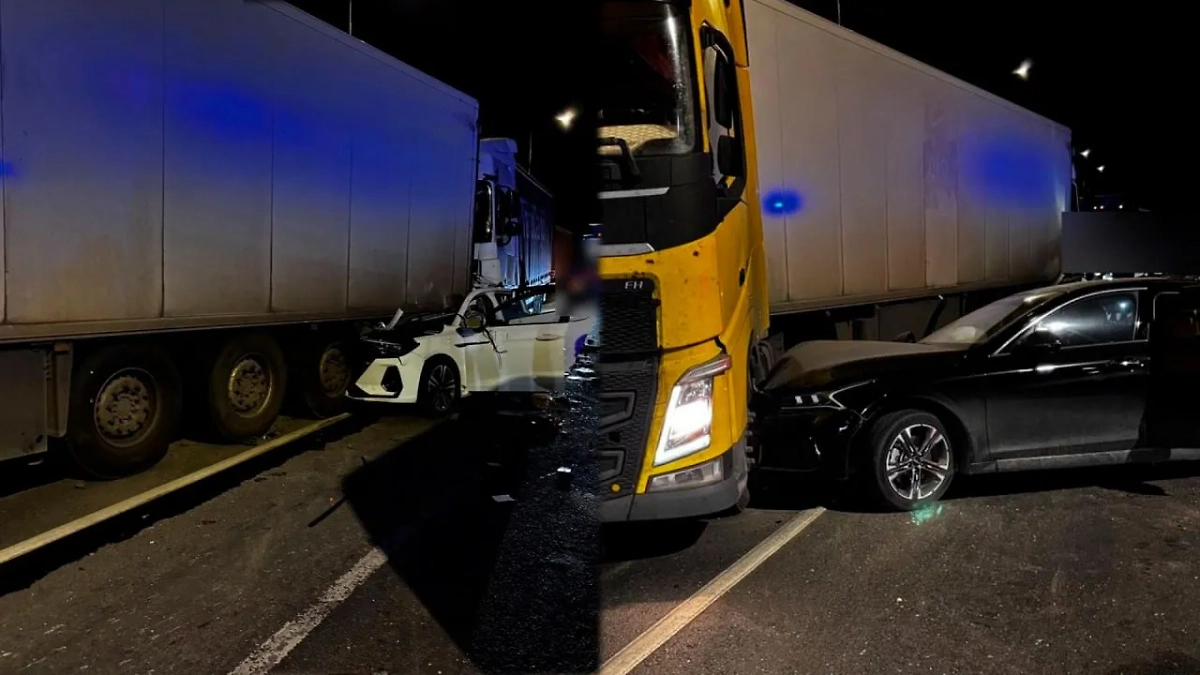 На трассе М-5 в Самарской области в ДТП с четырьмя машинами пострадали восемь человек. Фото © Telegram / МВД Самарской области