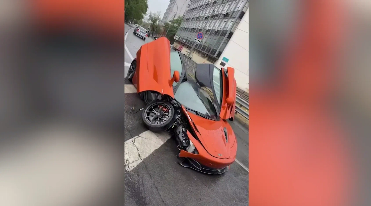 Разбитая иномарка блогера. Обложка © Telegram / Фото и видео с ЧП/ДТП/Очевидцы