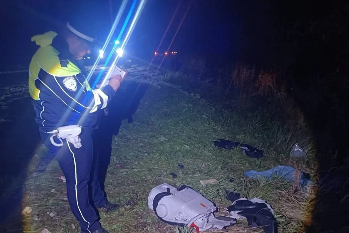 Сотрудник ГИБДД на месте ДТП. Фото © Telegram / Госавтоинспекция Свердловской области