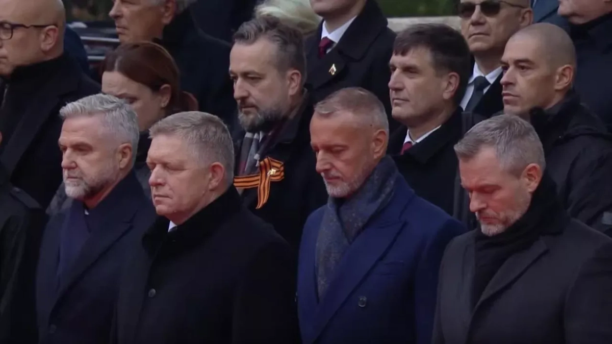 Депутат Европейского парламента от Словакии Любош Блага посетил годовщину Карпатско-Дуклинской операции 1944 года с георгиевской лентой. Обложка © Пресс-служба Правительства Словакии