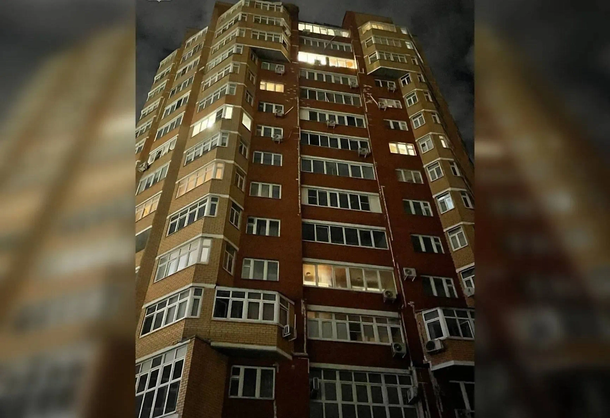 Многоквартирный дом пострадал в Старом Осколе после атаки БПЛА. Обложка © Telegram / Настоящий Гладков
