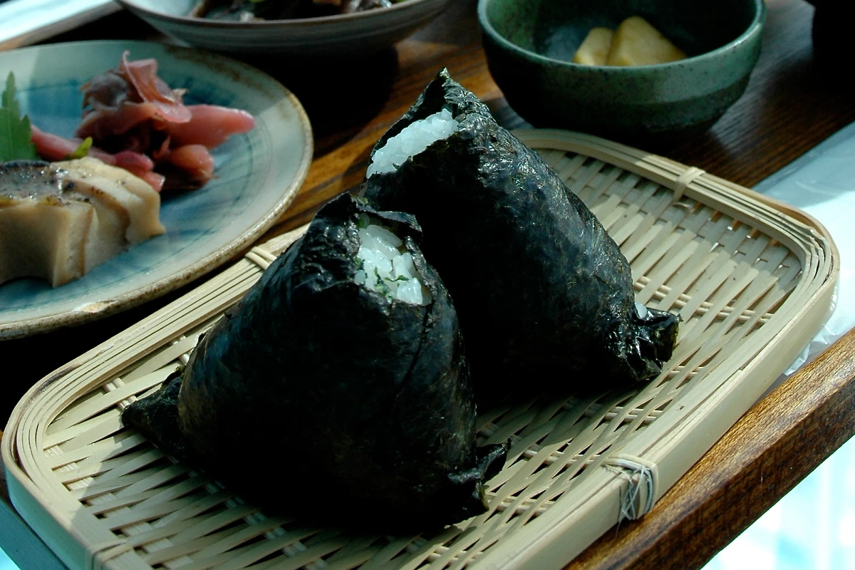 Японские обеды для школьников невозможны без онигири. Треугольный перекус — это быстро и удобно. Фото © Wikipedia / k14