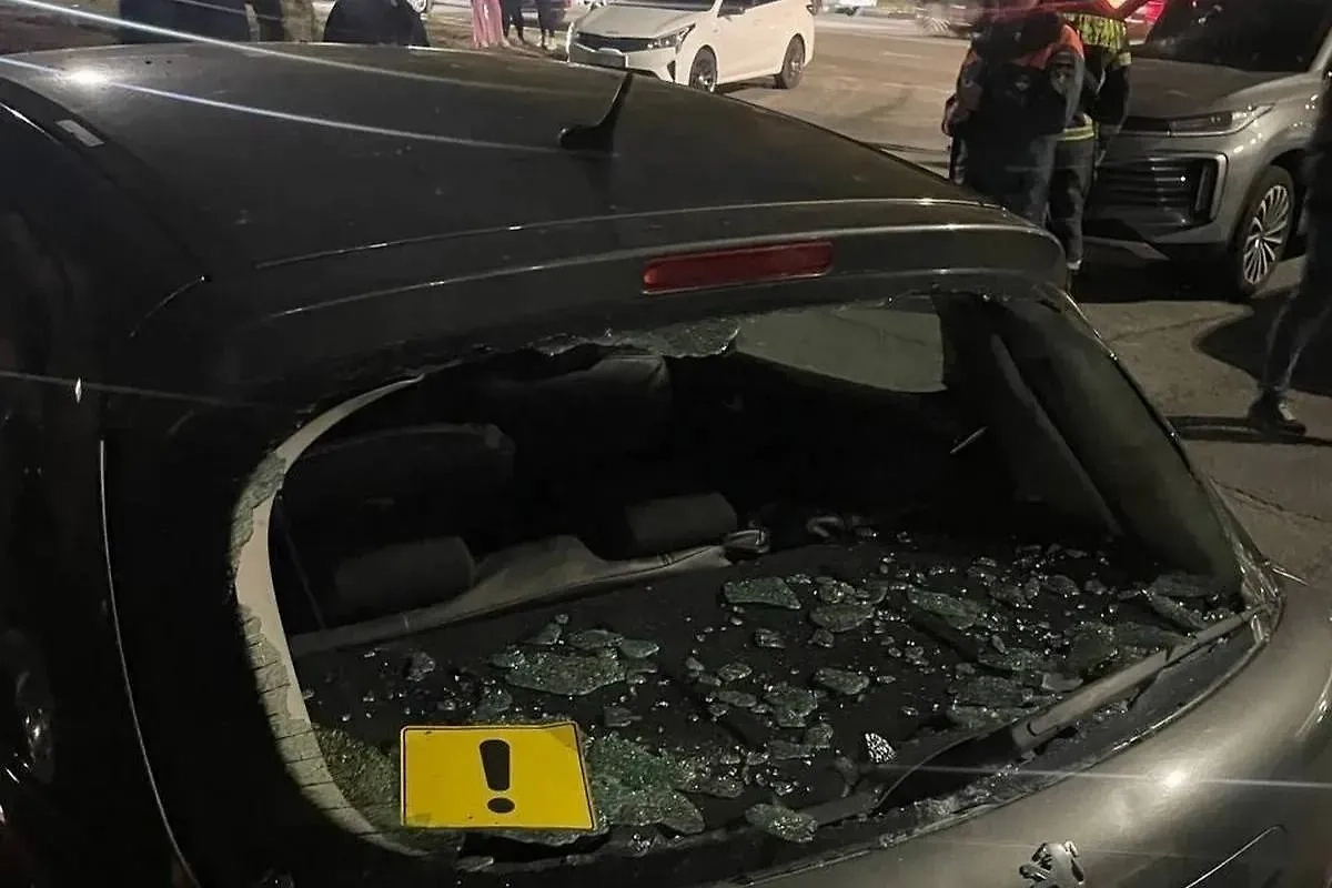 Повреждённый автомобиль в Старом Осколе. Фото © Telegram / Настоящий Гладков