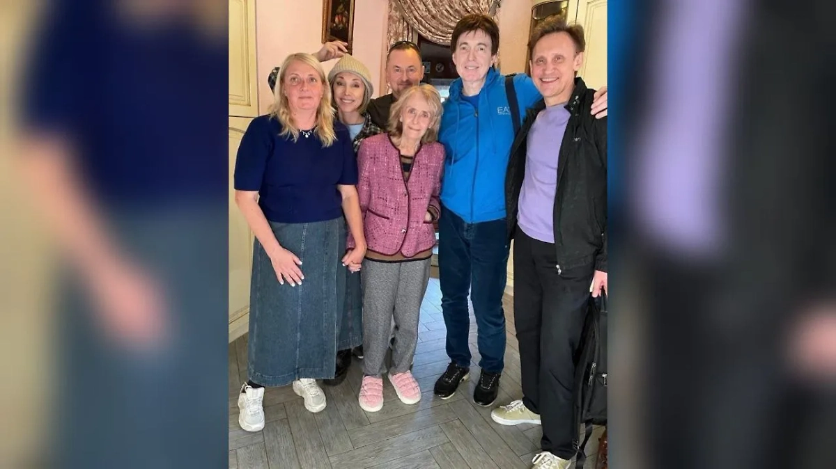 Регина Дубовицкая в окружении Геннадия Ветрова, Елены Воробей, Сергея Дроботенко и предполагаемой дочери. Фото © Instagram (признан экстремистской организацией и запрещён на территории Российской Федерации) / s.a.drobotenko