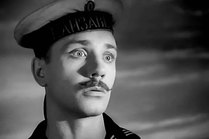 Леонид Куравлёв, биография: родился в Москве, а его родители пострадали от сталинских репрессий. Фото © Кадр из фильма «Мичман Панин», режиссёр Михаил Швейцер, сценаристы Семён Лунгин, Илья Нусинов / Kino-teatr