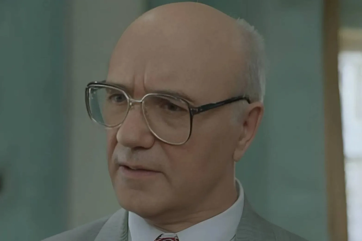 После распада СССР в кинематографе наступил кризис, но Леонид Куравлёв продолжал играть. Правда, роли изменились. Фото © Кадр из фильма «Ширли-мырли», режиссёр Владимир Меньшов, сценаристы Владимир Меньшов, Виталий Москаленко, Андрей Самсонов / Kino-teatr