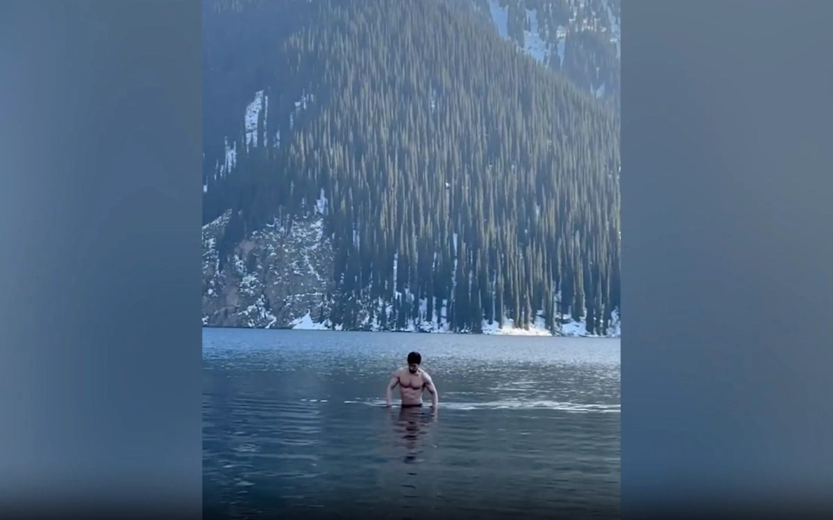 Полуголый Дуров наплевал на запрет и окунулся в Кольсай под жадным взглядом невестыОбложка © Telegram / Код Дурова