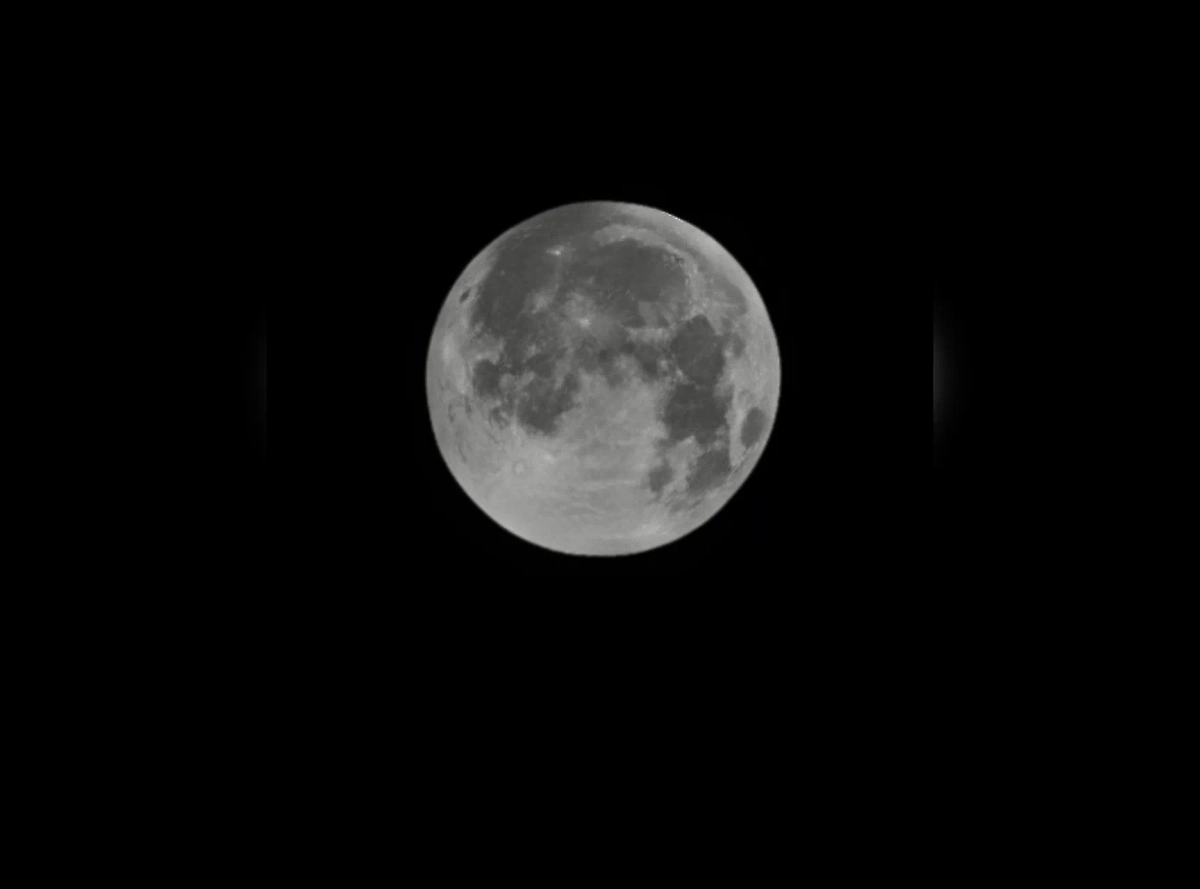 Суперлуние над Россией. Обложка © SHOT