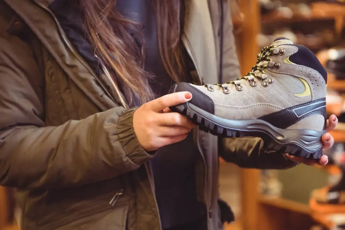Обувь с мембраной требует особого отношения. Фото © Freepik