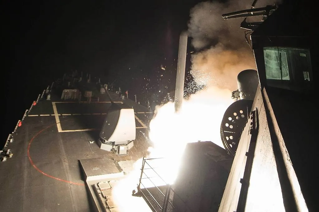 Пуск ракеты Tomahawk с эсминца USS Ross во время военно-морской операции в Средиземном море. Фото © U.S. Department of War