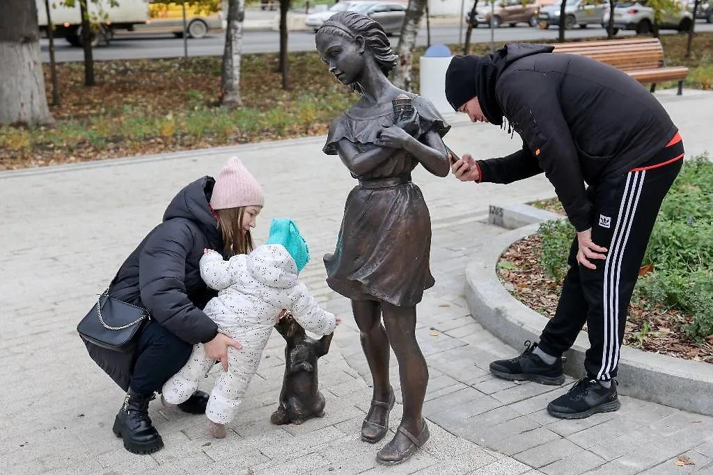 Горожане около скульптуры «Вологодское мороженое» на проспекте Победы в Вологде. Фото © Андрей Рубцов/ТАСС 