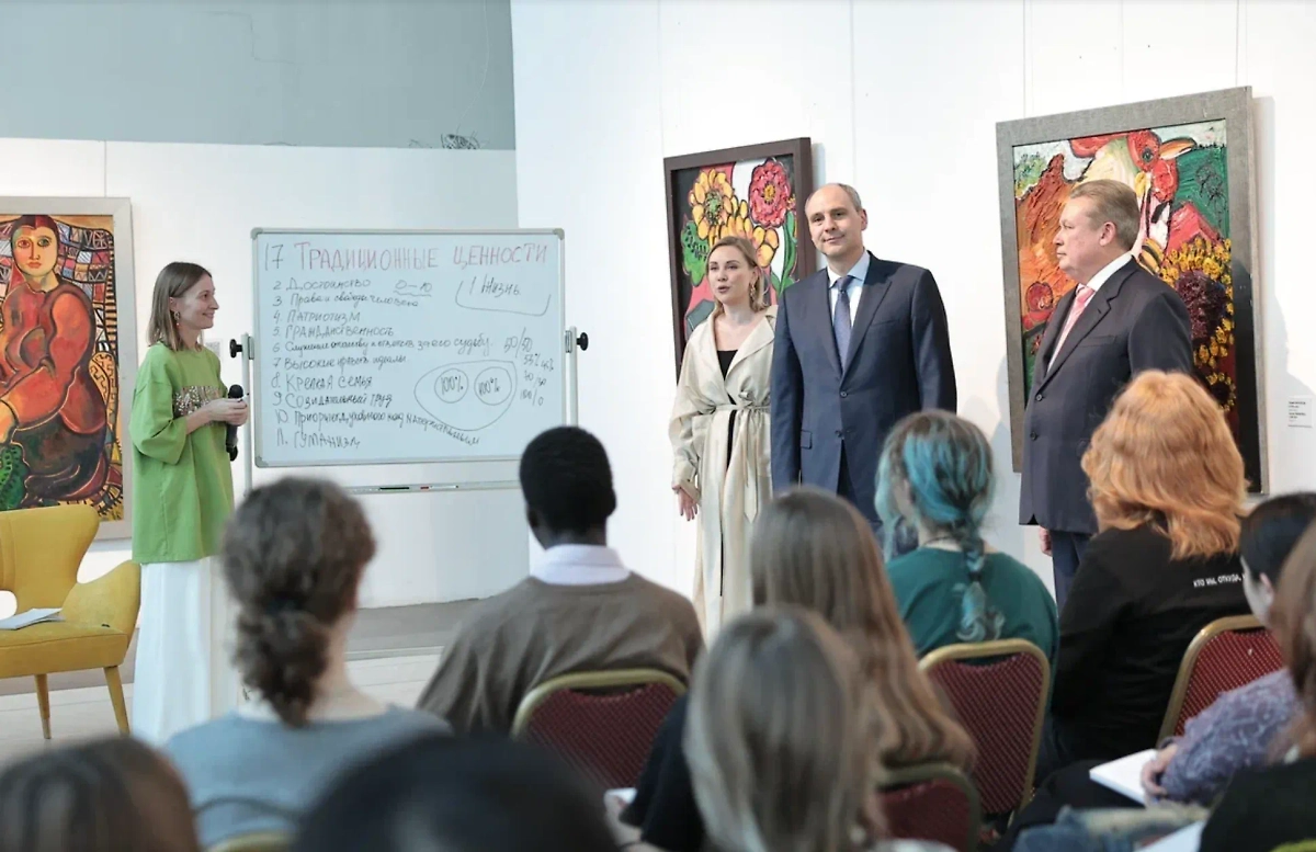 Экспозиция финалистов первого конкурса «Картина мира» в Екатеринбурге. Фото © Предоставлено Life.ru