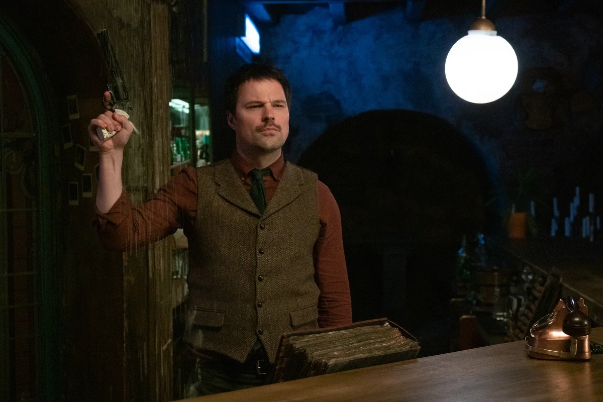 Данила Козловский в роли Бармена: как актёр создавал мистический сериал. Фото © Кадр из фильма «Бар «Один звонок», режиссёр Сергей Филатов / Kinopoisk