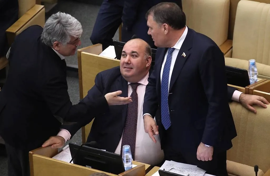 Юрий Напсо (в центре) на пленарном заседании Госдумы в 2017 году. Обложка © ТАСС / Сергей Савостьянов