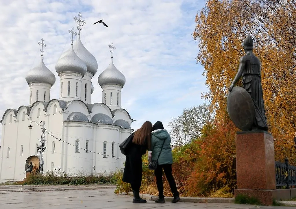Горожане во время прогулки около Софийского собора. Фото © Андрей Рубцов/ТАСС 