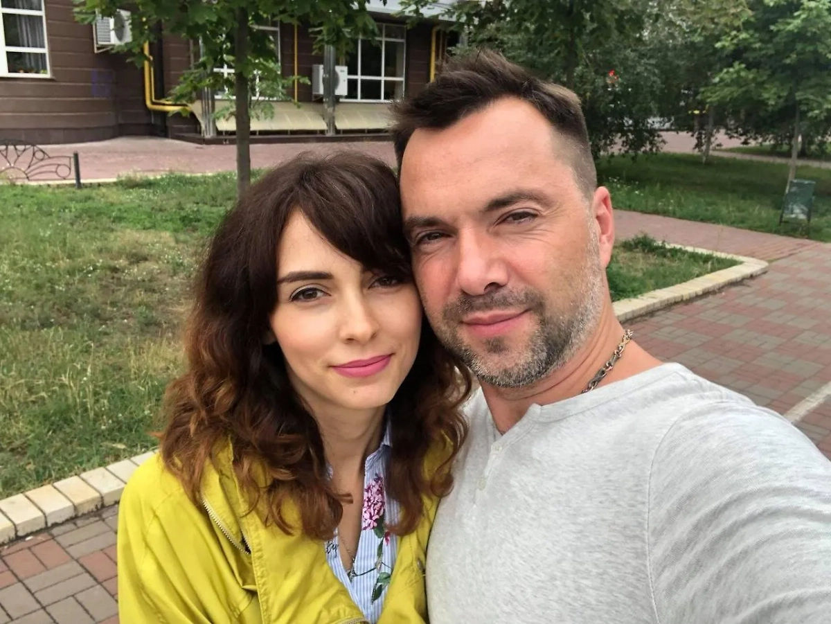 Анастасия и Алексей Арестович*. Обложка © Facebook (признан экстремистской организацией и запрещён на территории Российской Федерации) / Алексей Арестович