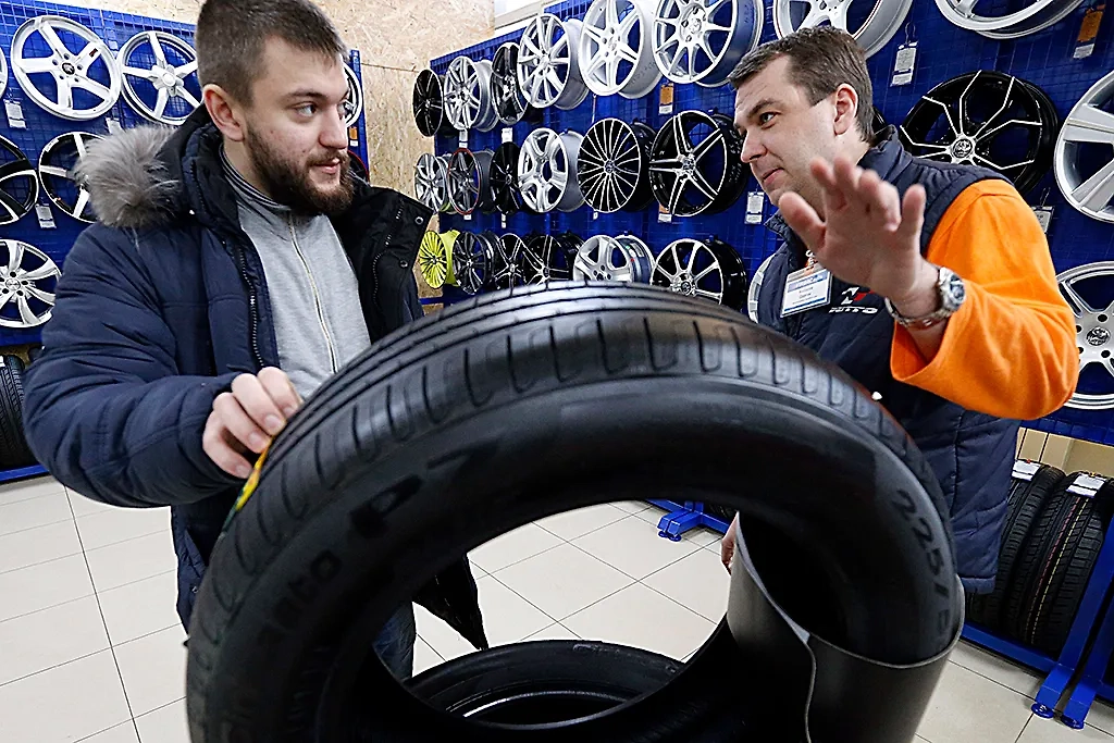 Перед покупкой шин лучше почитать отзывы. Фото © ТАСС / Валерий Матыцин 