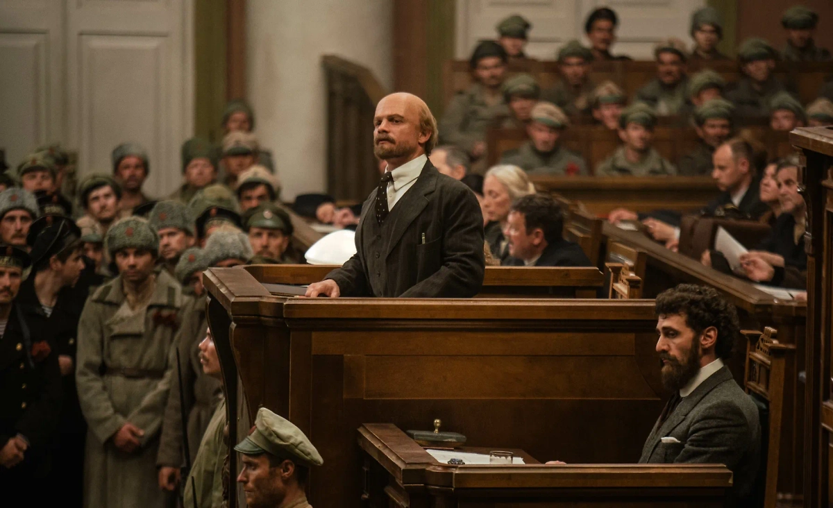 Новый русский сериал «Хроники русской революции» продолжает исторический период творчества Андрея Кончаловского. Фото © Кадр из фильма «Хроники русской революции», режиссёр Андрей Кончаловский, сценаристы Илья Куликов, Алексей Иванов, Василий Внуков / Kinopoisk