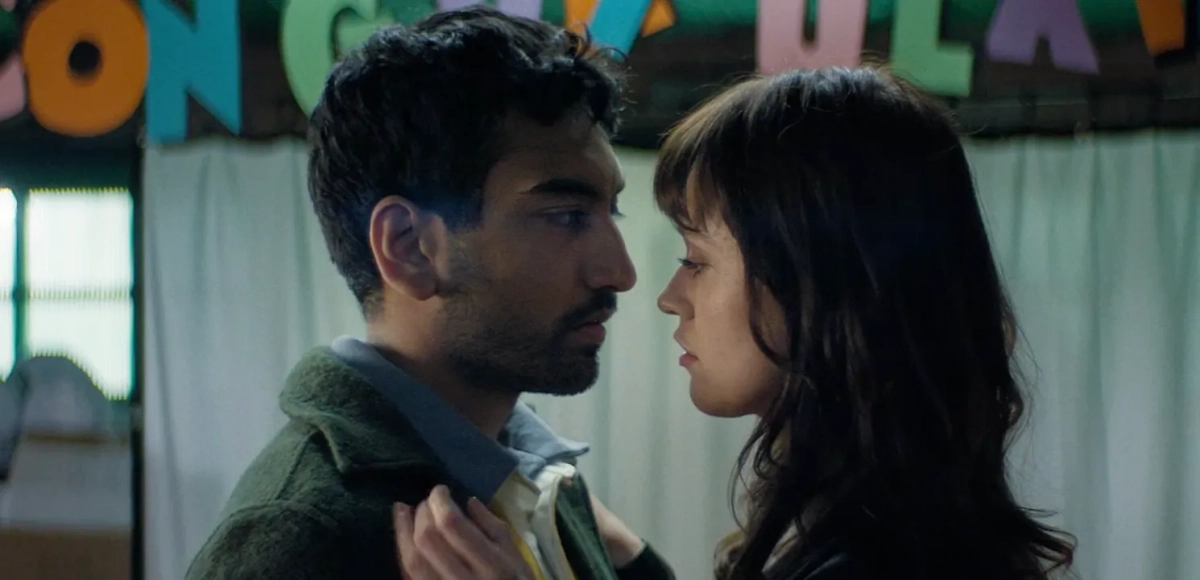 Сериал «Киноклуб» — премьера октября, которая не оставит вас равнодушными, если вы любите английское чувство юмора. Фото © Кадр из фильма «Киноклуб», режиссёр Катрин Морсхэд, сценаристы Анна Джордан, Ральф Дэвис, Эйми Лу Вуд / Kinopoisk