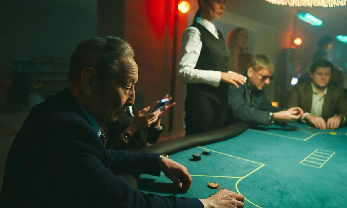 Сериал с провокационным названием «Нам покер» — о зумерах, которые переслушали песню Pokerface. Фото © Кадр из фильма «Нам покер», режиссёр Рустам Ильясов, сценаристы Арсений Ванин, Артём Скуба / Kinopoisk