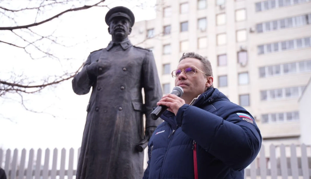 Открытие памятника Сталину на территории филиала Вологодского государственного музея-заповедника «Вологодская ссылка» наделало много шума в декабре 2024-го. Но это оказалось только начало. Фото © Telegram / Филимонов LIVE