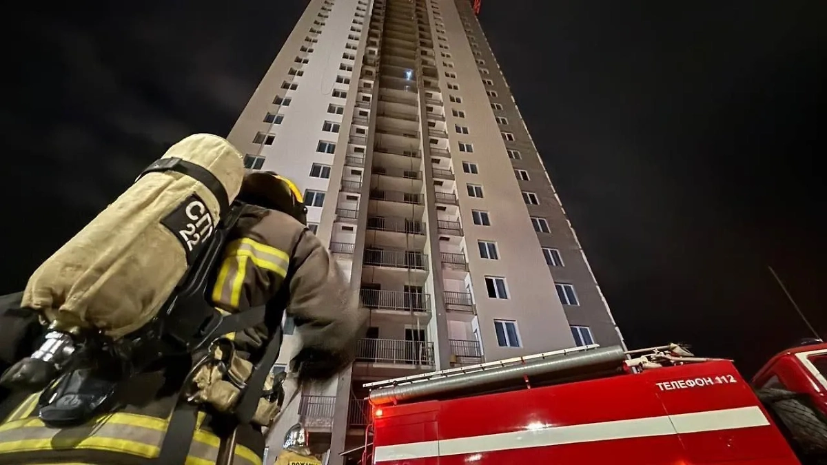 В Уфе загорелась крыша строящегося дома. Обложка © Telegram / МЧС Башкортостан